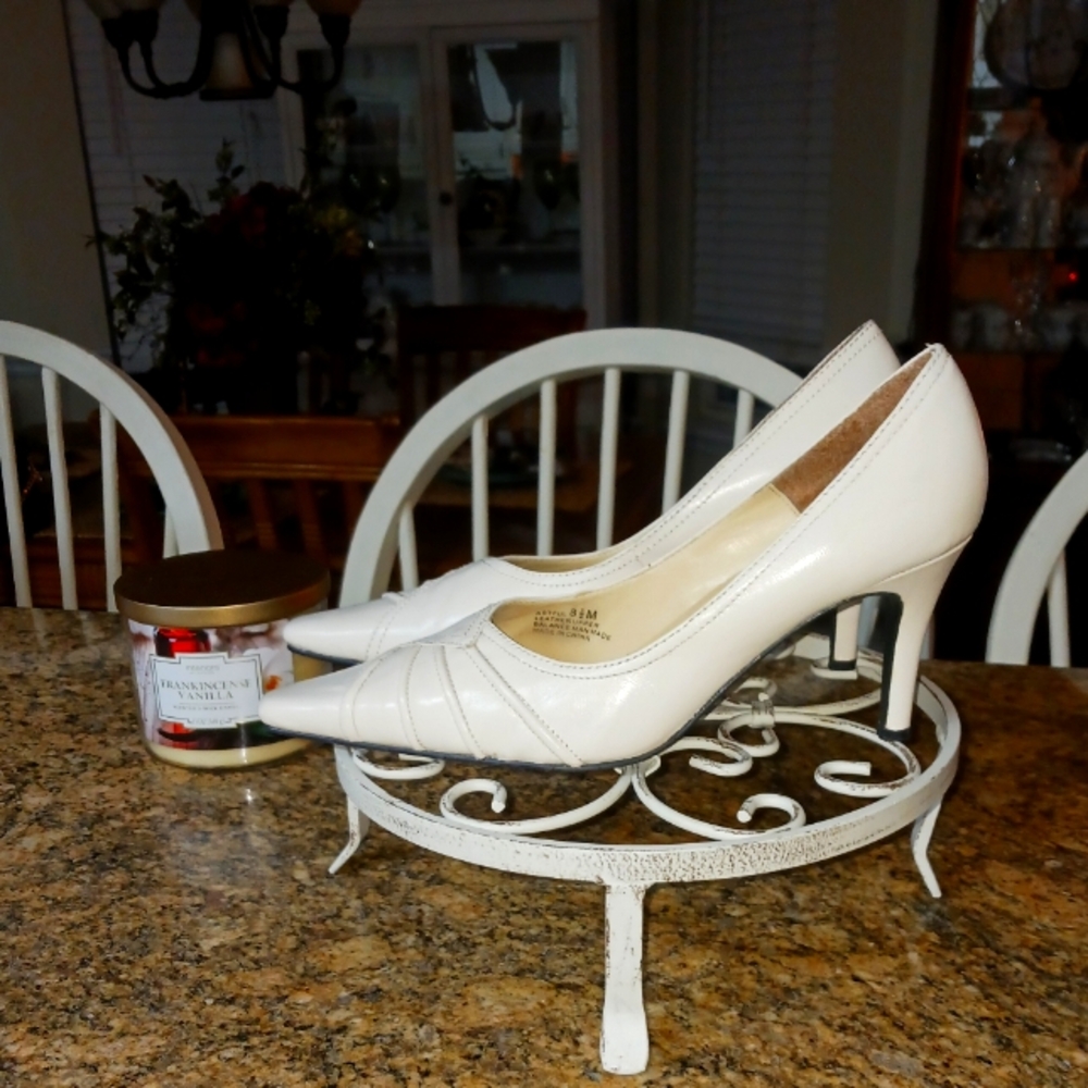 Alrando Cream Squared Toed Heels Size 8.5M